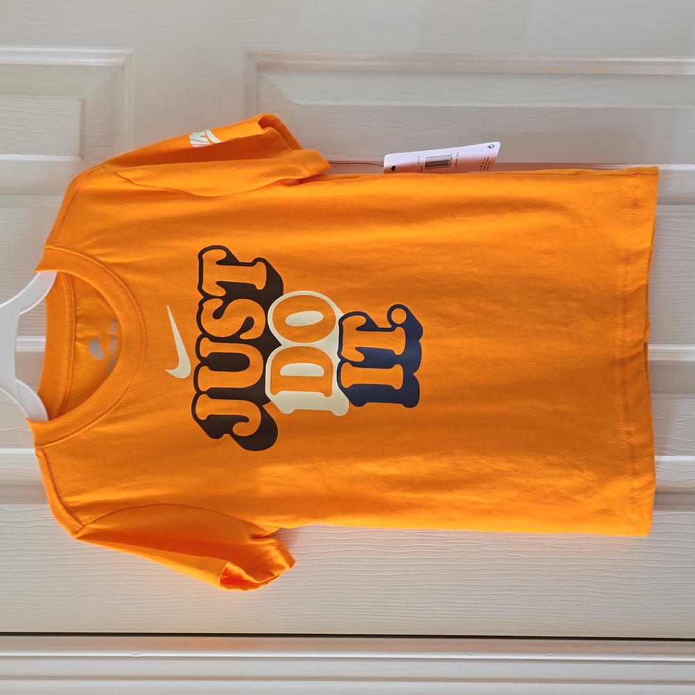 NIKE BRAND SIGNATURE BOY'S ORANGE SHORT SLEEVE TEE-SHIRT SIZE 6